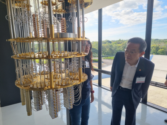 이종호 과기정통부 장관이 지난 21일(현지시간) 미국 IBM왓슨연구소에서 양자컴퓨터에 대해 설명을 듣고 있다.  과기정통부 제공